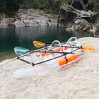 Plastik sieht, durch auf dem Kanu zu sitzen und segelt Polycarbonats-Kajak mit Paddeln